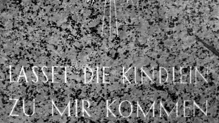 Gravur mit Sonnenmotiv und deutschem Spruch