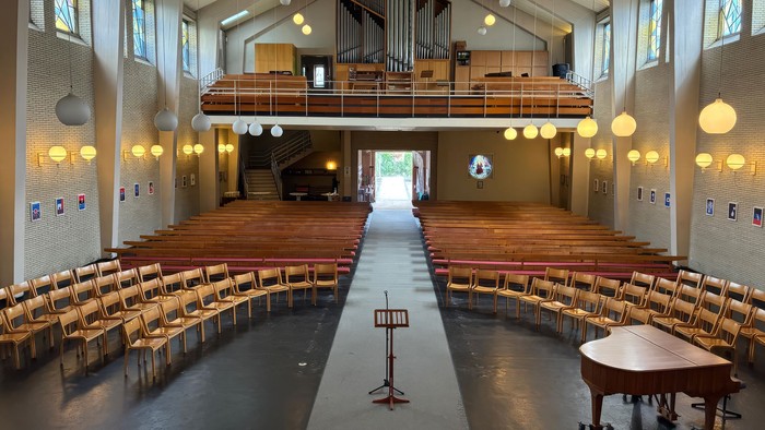 Leerer Kirchenraum der Stephanuskirche mit Stühlen vorne