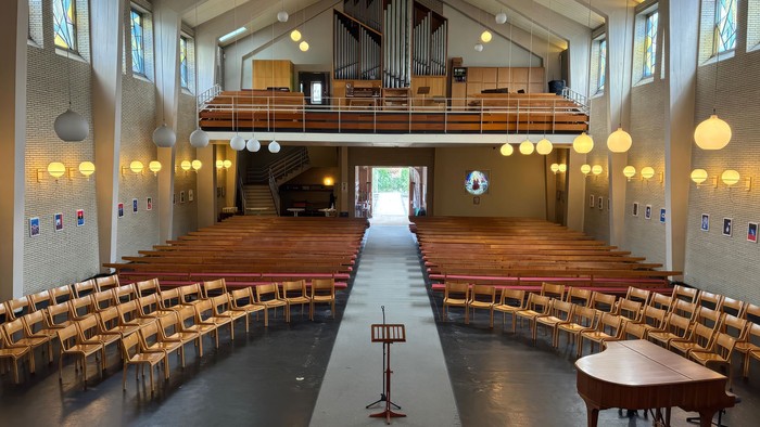Leerer Kirchenraum der Stephanuskirche mit Stühlen vorne