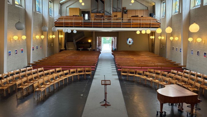 Leerer Kirchenraum der Stephanuskirche mit Stühlen vorne