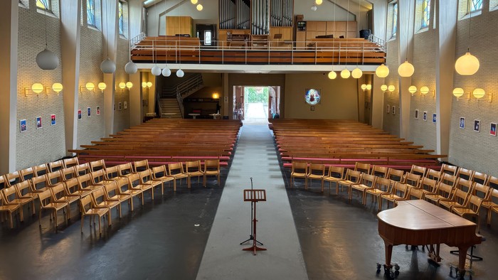 Leerer Kirchenraum der Stephanuskirche mit Stühlen vorne