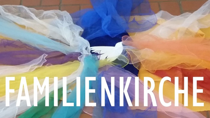 Bunte Papiere und der Text "Familienkirche"