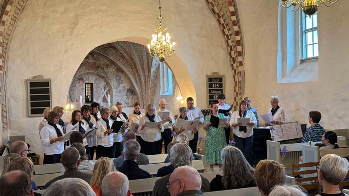 En kor sang i kirke med publikum