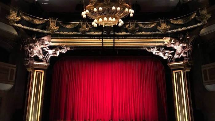 Prächtiger Theatervorhang mit goldener Dekoration und Kronleuchter
