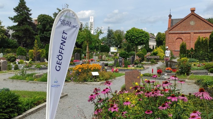 Geöffnet. Beachflag vor dem Bürohäuschen auf dem Friedhof Herforder Straße