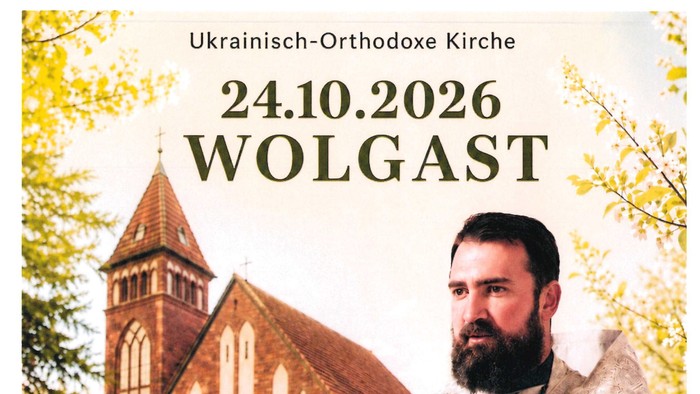 Ankündigung eines ukrainisch-orthodoxen Gottesdienstes in Wolgast mit einem Priester, der religiöse Ikonen hält.
