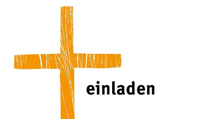 orangefarbenes Kreuz mit Schriftzug EINLADEN