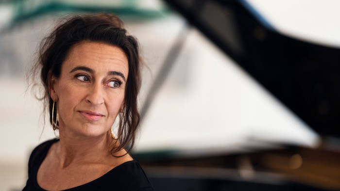 Pianist Rikke Sandberg foran et flygel