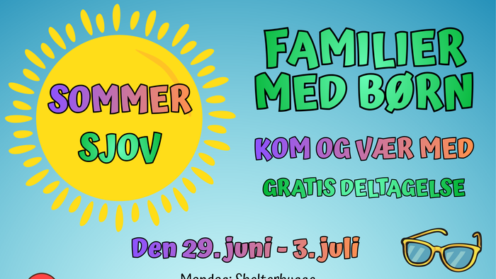 Plakat til sommerfamiliearrangement med strandaktiviteter, datoer og QR-kode for flere detaljer.
