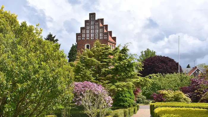 Esbønderup Kirke set fra vestsiden med blomstrende buske