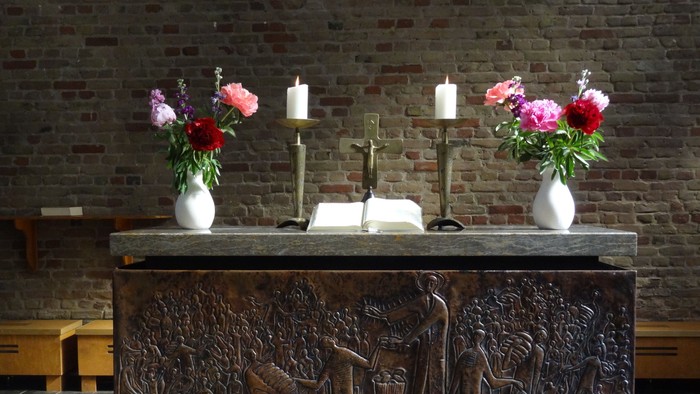 Altar in Kirche mit Blumen und Kerzen