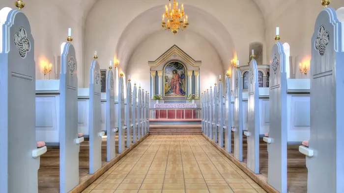 Alter og kirkebænke i Villingerød Kirke