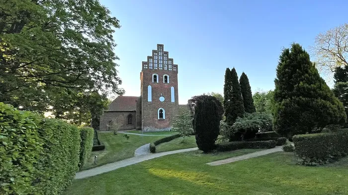 Esbønderup Kirke set fra kirkegården