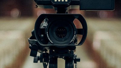 Professionelle Videokamera auf einem Stativ montiert, bereit zum Filmen oder Aufnehmen.