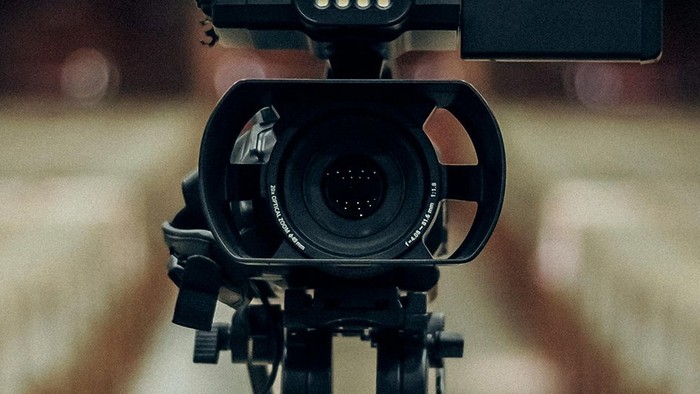 Professionelle Videokamera auf einem Stativ montiert, bereit zum Filmen oder Aufnehmen.