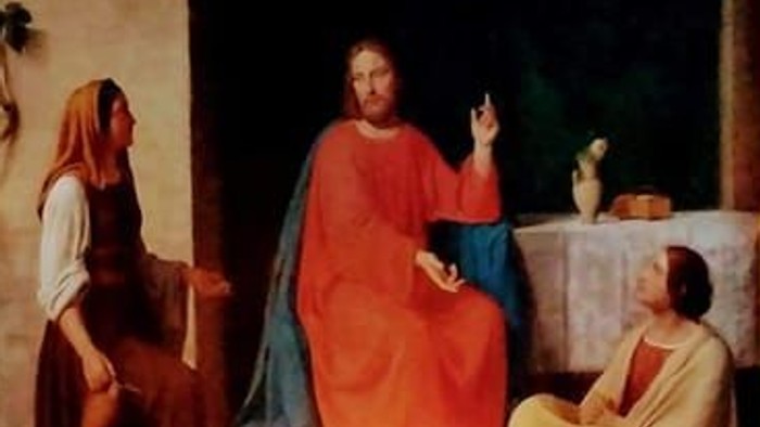 Alter i kirke med lysede lysstaker foran