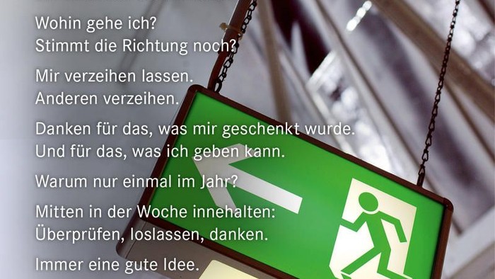 Das Bild zeigt ein grünes Notausgangsschild mit einer weißen Figur, das von der Decke hängt, mit einem Gedicht von Tina Willms darüber