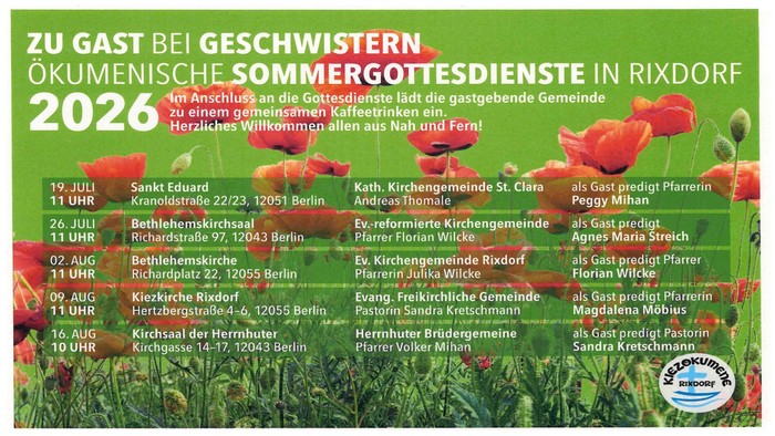 Die Sommergottesdienste der Kiezökumene in weißer Schrift vor dem Hintergrund einer Wiese mit Mohnblüten.