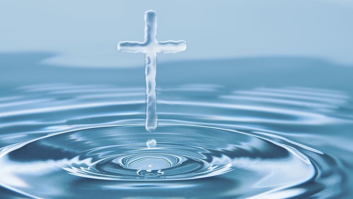 Ein Kreuz wird von Wasserwellen getragen