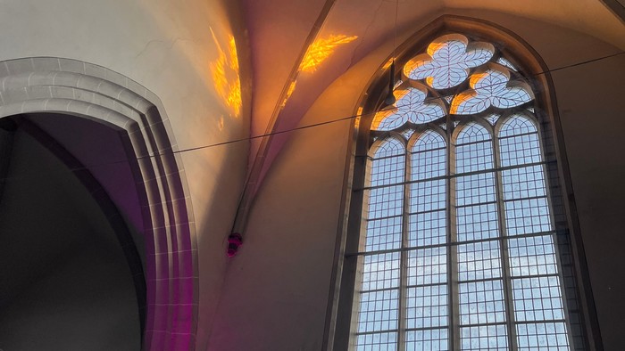 kirchenfenster, mit sonnenschein und lila akzenten