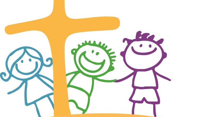 Drei Kinder stehen vor einem Kreuz, darunter steht