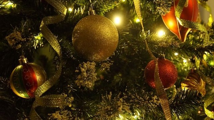 En juletree med guld og røde pynt.