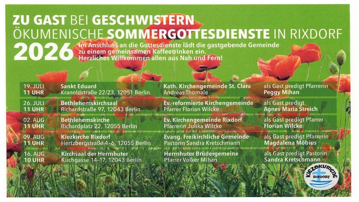 Die Sommergottesdienste der Kiezökumene in weißer Schrift vor dem Hintergrund einer Wiese mit Mohnblüten.