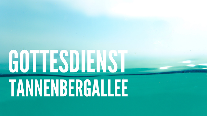 Eine ruhige Wasserszene mit dem Text „Gottesdienst Tannenbergallee“, der auf einen Ort für einen Gottesdienst hinweist.