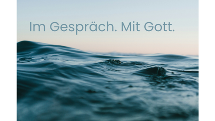 Ruhige Meereswellen mit deutschem Text *„Im Gespräch mit Gott“* über einem friedvollen Horizont.