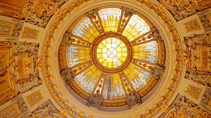 Prachtvoller Kuppeldom mit farbigem Glasfenster und aufwendigen goldenen Verzierungen