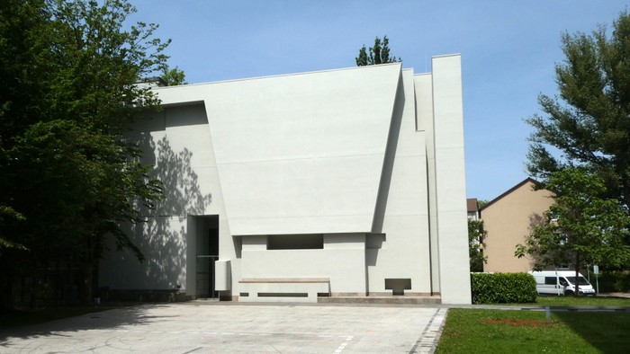 Moderne Kirche mit Vorplatz