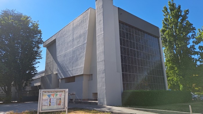 Moderne Kirche ohne Turm.