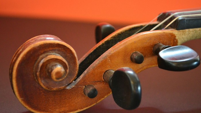 Ein Teil eines Streichinstruments, möglicherweise eine Geige oder ein Violoncello
