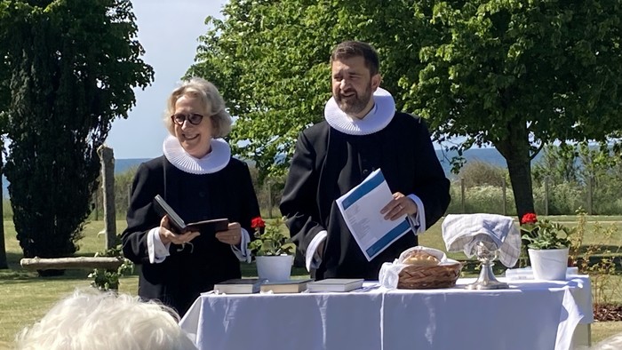 To vedligehold en festlig tablett, mens de er omgivet af træer og græs.