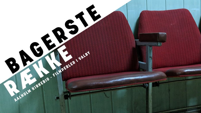 Tomme røde teatersæder med teksten