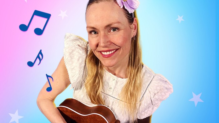 En glad kvinde spiller på en ukulele med englevinger og en blomsterkrans i et eventyrligt himmelbaggrund.