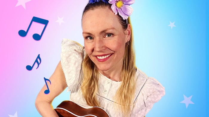 En glad kvinde spiller på en ukulele med englevinger og en blomsterkrans i et eventyrligt himmelbaggrund.