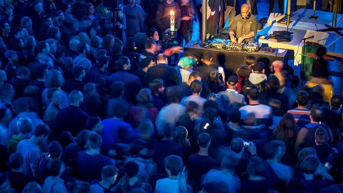 Große Menschenmenge bei einem Konzert, viele mit Handys