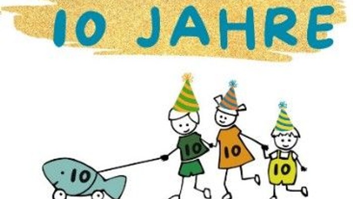 Illustrierte Feier zum 10-jährigen Jubiläum mit drei Kindern und einem Spielzeugauto, die Partyhüte tragen.