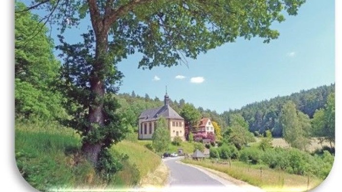 Auf dem Bild ist die Kirche Kleinheiligkreuz bei Großenlüder zu sehen. 
