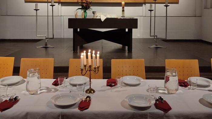 Ein festlich gedeckter Tisch vor großen Bildern