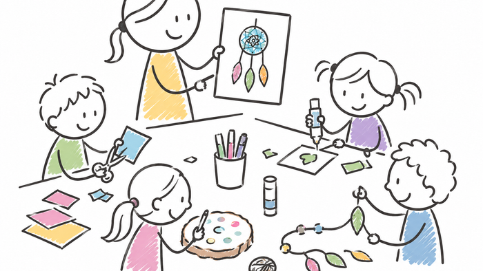 Illustration im handgezeichneten Strichmännchen-Stil mit zarten Pastellfarben: Vier Kinder sitzen und basteln gemeinsam an einem Tisch. Ein Mädchen hält ein Bild mit einem Traumfänger hoch, andere Kinder schneiden Papier aus, kleben Blätter auf Karten ode