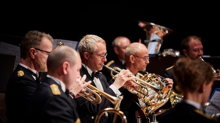 Musikere, der spiller messingblæsere på scenen