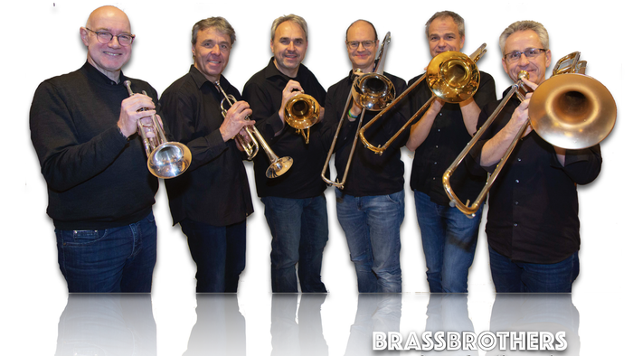 Sechs Musiker posieren mit ihren Blechblasinstrumenten