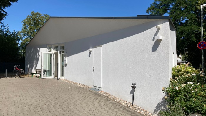Modernes weißes Gebäude mit schrägem Dach.