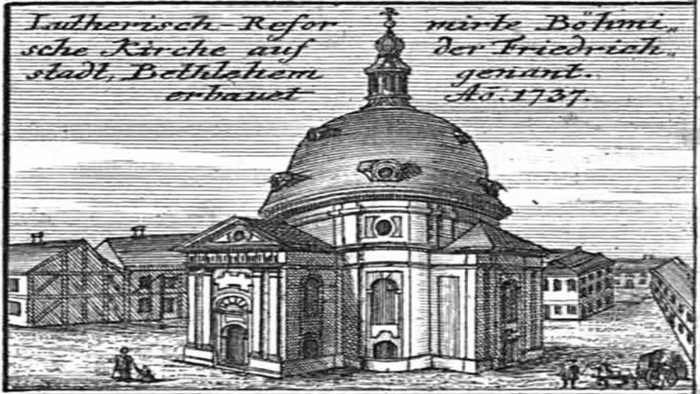 Bild der ehemaligen Bethlehemskirche in Berlin-Mitte, vormals Friedrichstadt. Oben befindet sich links und rechts von der Kirchsaalspitze eine Bildbeschreibung.