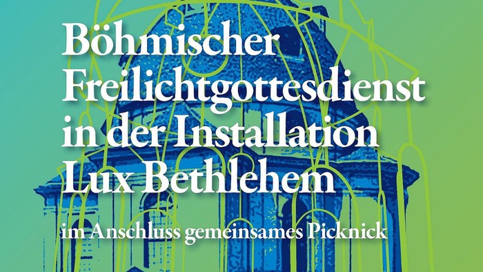 Einladung zu einem Freiluftgottesdienst in weißer Schrift im Vordergrund. Im Hintergrund auf türkisfarbenen Farbverlauf ein Teil der ehemaligen Bethlehemskirche mit einer davorstehenden stilisierten Installation.