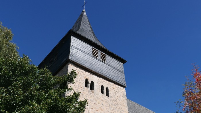 Aufnahme des Kirchturms der Petruskirchen in Nieder-Ense