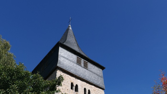 Aufnahme des Kirchturms der Petruskirchen in Nieder-Ense