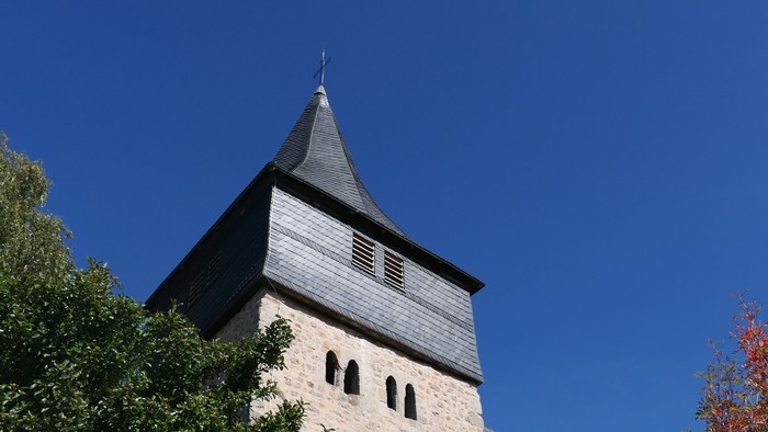 Aufnahme des Kirchturms der Petruskirchen in Nieder-Ense